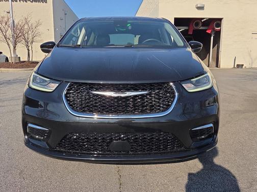 Brilliant Black Crystal Pearlcoat 2023 Chrysler Pacifica Touring L