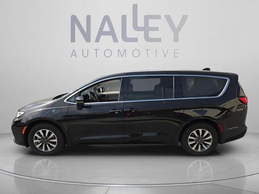 Brilliant Black Crystal Pearlcoat 2023 Chrysler Pacifica Hybrid Touring L