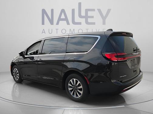Brilliant Black Crystal Pearlcoat 2023 Chrysler Pacifica Hybrid Touring L