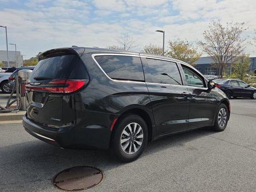 Brilliant Black Crystal Pearlcoat 2023 Chrysler Pacifica Hybrid Touring L