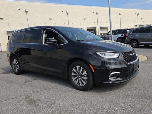 Brilliant Black Crystal Pearlcoat 2023 Chrysler Pacifica Hybrid Touring L