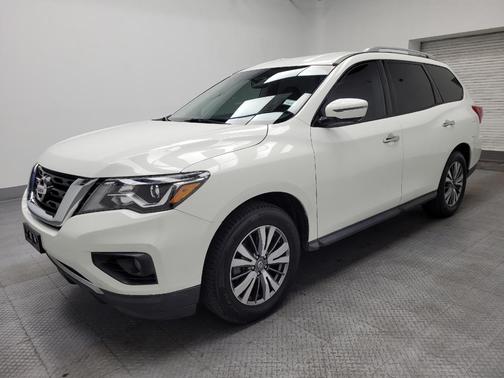 White 2019 Nissan Pathfinder SL