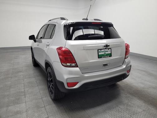 Silver Ice Metallic 2021 Chevrolet Trax LT
