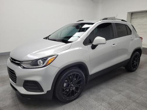 Silver Ice Metallic 2021 Chevrolet Trax LT