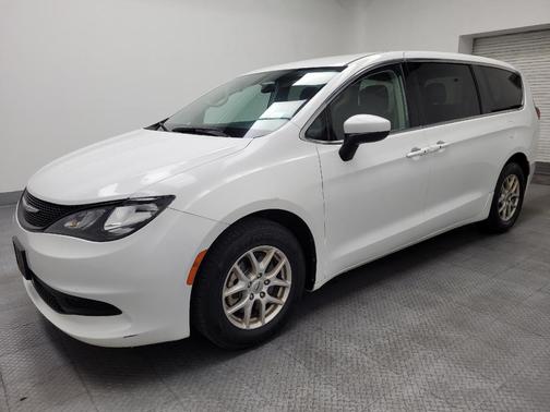 Bright White Clearcoat 2022 Chrysler Voyager LX