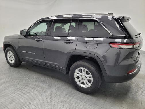 Baltic Gray Metallic Clearcoat 2023 Jeep Grand Cherokee Laredo