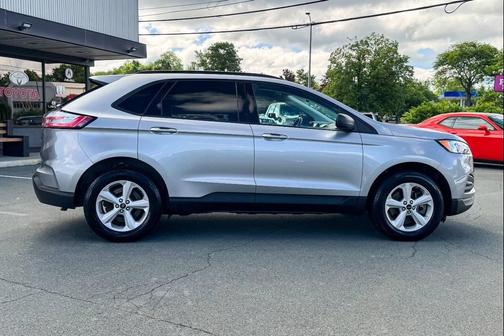 Iconic Silver Metallic 2024 Ford Edge SE