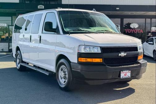 Summit White 2018 Chevrolet Express 2500 LT