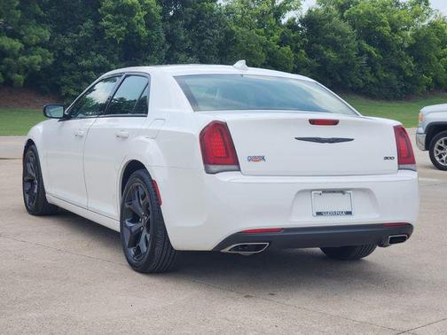 Bright White Clearcoat 2022 Chrysler 300 Touring