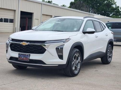 Summit White 2025 Chevrolet Trax LT
