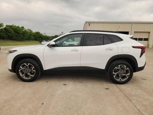 Summit White 2025 Chevrolet Trax LT