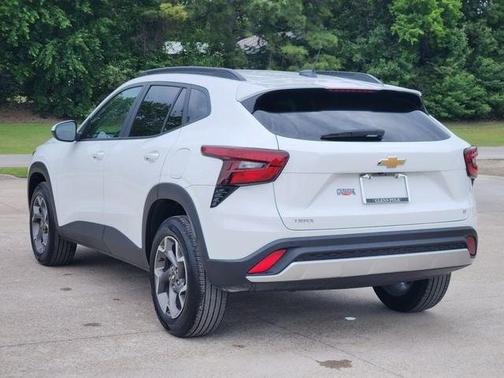 Summit White 2025 Chevrolet Trax LT