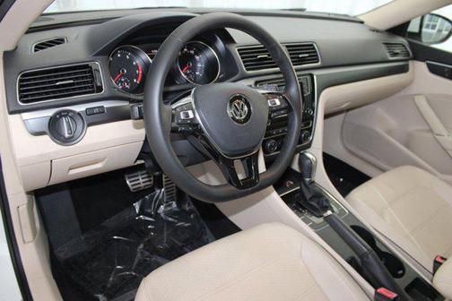 2017 Volkswagen Passat 1.8T R-Line w/Comfort