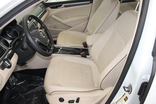 2017 Volkswagen Passat 1.8T R-Line w/Comfort