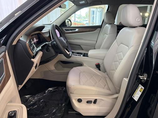 Deep Black Pearl exterior 2026 Volkswagen Atlas 2.0T SE