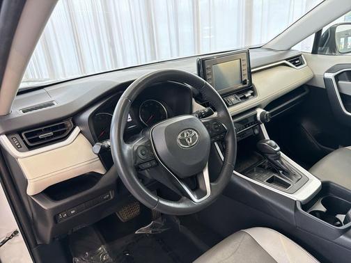 Blizzard Pearl 2021 Toyota RAV4 XLE Premium