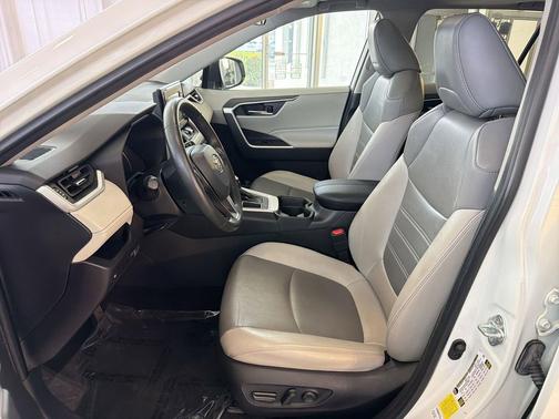 Blizzard Pearl 2021 Toyota RAV4 XLE Premium