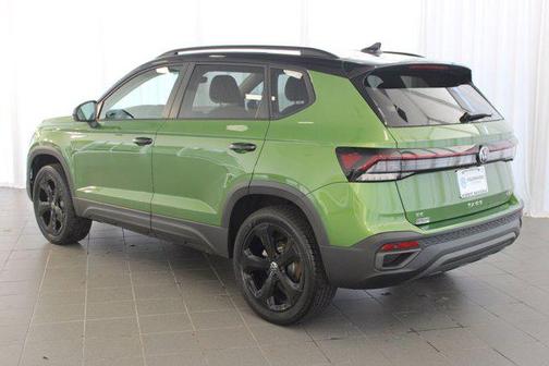 2025 Volkswagen Taos SE Black