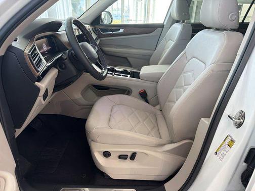 opal white pearl 2026 Volkswagen Atlas 2.0T SE w/Technology