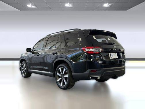 Crystal Black Pearl 2024 Honda Pilot Touring 8-Passenger