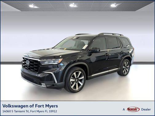 Crystal Black Pearl 2024 Honda Pilot Touring 8-Passenger