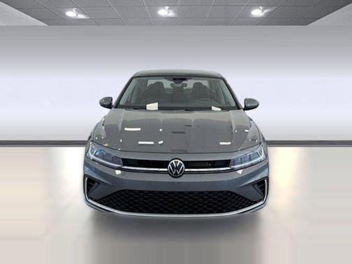 Platinum Gray Metallic exterio 2026 Volkswagen Jetta 1.4T SE