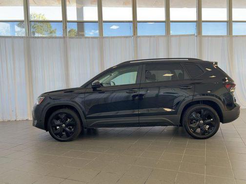 2026 Volkswagen Taos SE Black