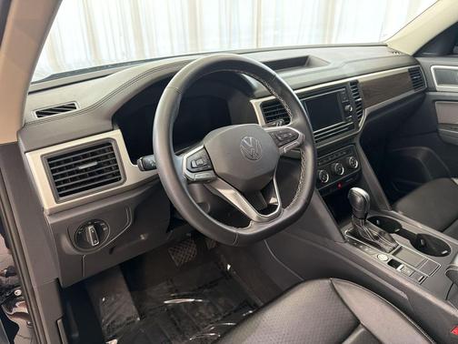 Deep Black Pearl 2022 Volkswagen Atlas 2.0T SE
