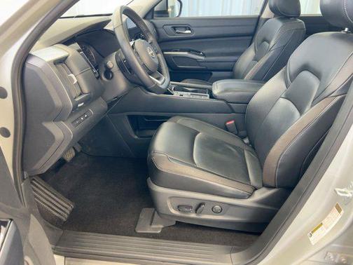 2023 Nissan Pathfinder SL FWD