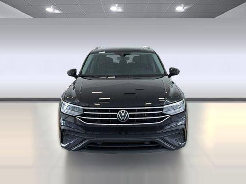 Deep Black Pearl 2022 Volkswagen Tiguan 2.0T SE