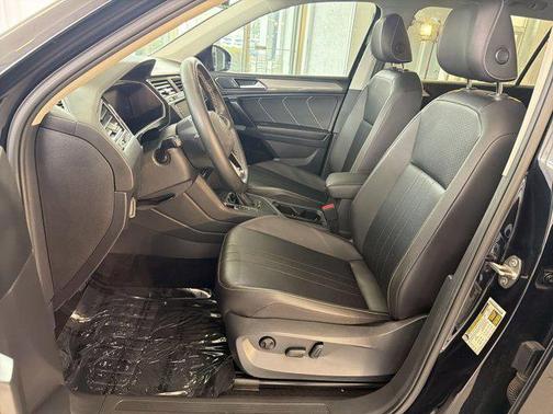 Deep Black Pearl 2022 Volkswagen Tiguan 2.0T SE