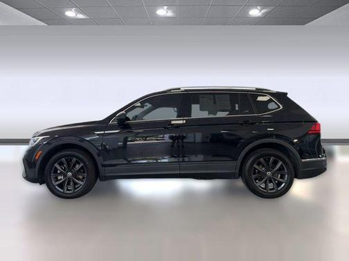 Deep Black Pearl 2022 Volkswagen Tiguan 2.0T SE