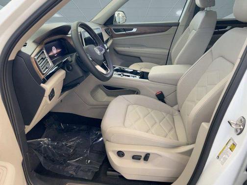 Opal White Pearl 2026 Volkswagen Atlas 2.0T SE w/Technology