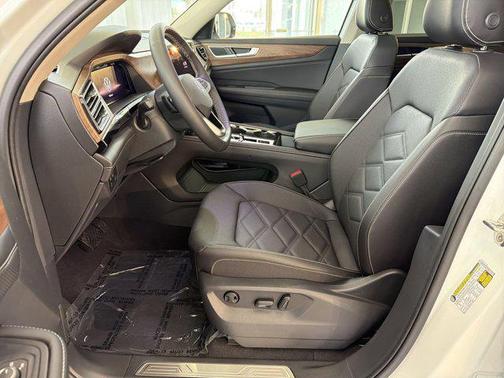 opal white pearl 2026 Volkswagen Atlas 2.0T SE w/Technology