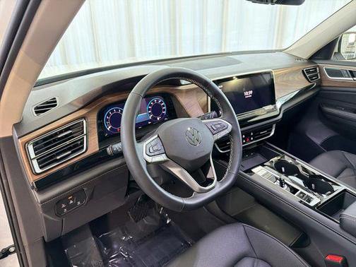 opal white pearl 2026 Volkswagen Atlas 2.0T SE w/Technology