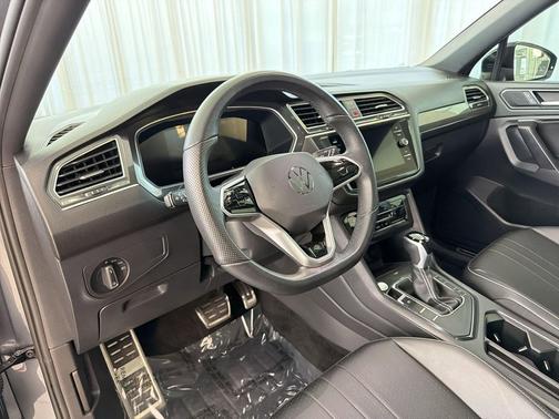 Platinum Gray Metallic 2024 Volkswagen Tiguan 2.0T SE R-Line Black