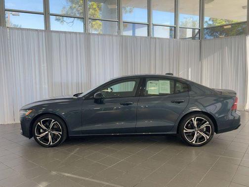 2024 Volvo S60 B5 Plus Dark Theme