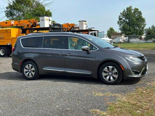 2017 Chrysler Pacifica Hybrid Platinum