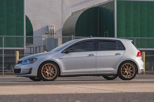 2017 Volkswagen Golf GTI 2.0T SE 4-Door