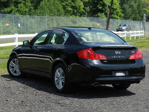 2015 INFINITI Q40 Base