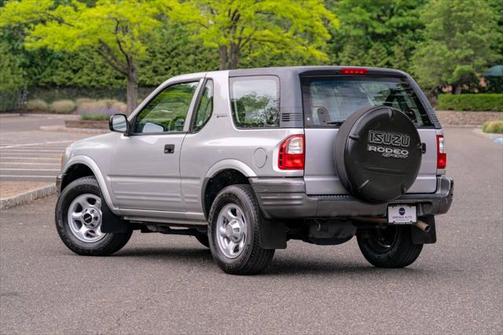 2001 Isuzu Rodeo Sport S 2.2L Hard Top