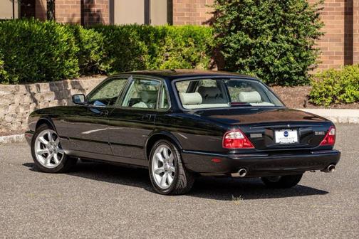 2000 Jaguar XJR Base 4dr Supercharged Sedan