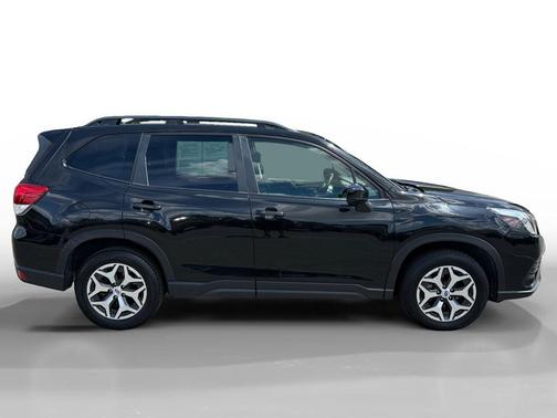 Crystal Black Silica 2022 Subaru Forester Premium