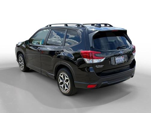 Crystal Black Silica 2022 Subaru Forester Premium