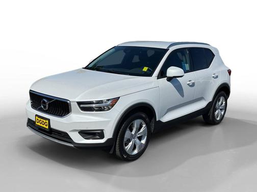 White 2022 Volvo XC40 T5 Momentum