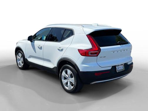 White 2022 Volvo XC40 T5 Momentum