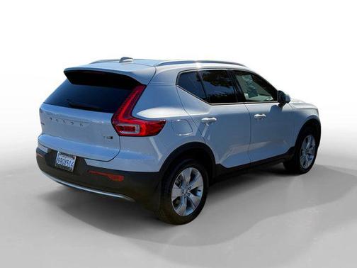 2022 Volvo XC40 T5 Momentum