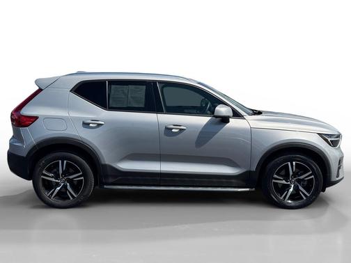 Silver 2023 Volvo XC40 B5 Core