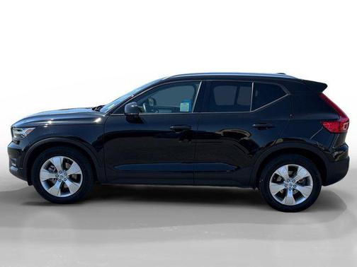2021 Volvo XC40 T5 Momentum