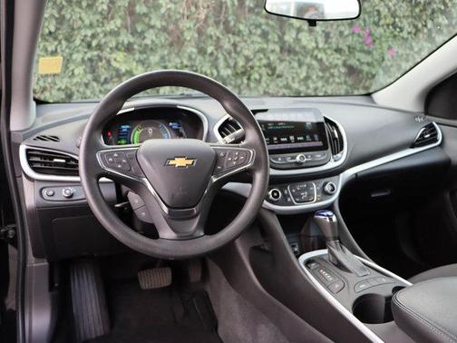 Photo 4 of 29 of 2018 Chevrolet Volt LT